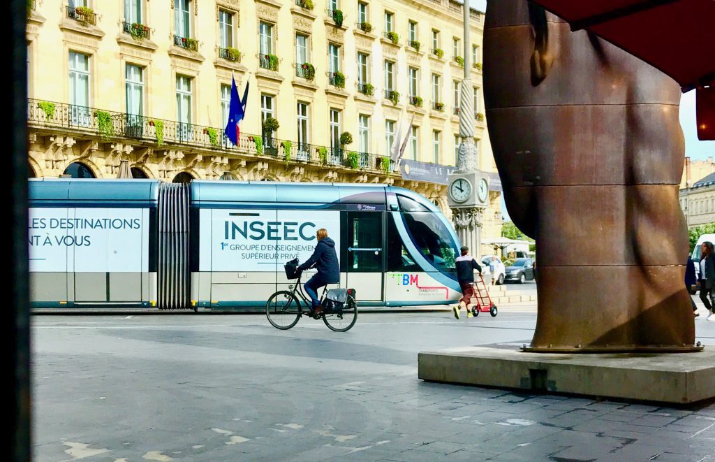 tram avec logo INSEEC à Bordeaux devant le Grand theatre